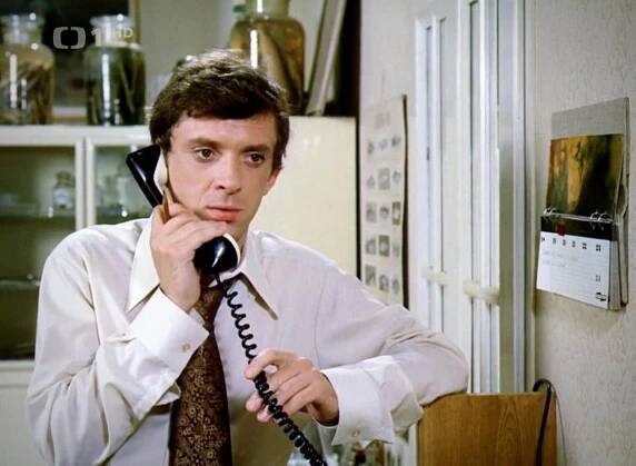 Jaromír Hanzlík in Jak utopit Dr. Mráčka aneb Konec vodníků v Čechách (1975)