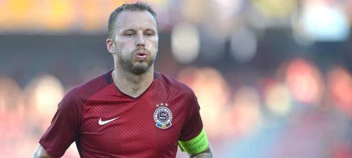 Bývalý sparťanský kapitán Michal Kadlec v zápase s CZ Bělehrad na Letné