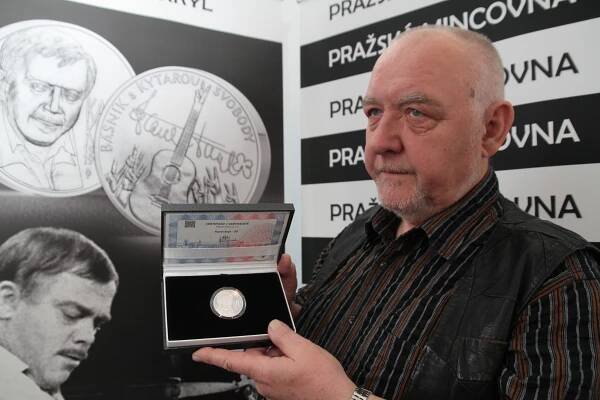 Medaili k výročí Karla Kryla uvedl jeho bratr Jan | Kurzy.cz