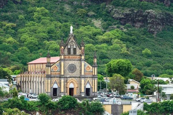 panna maria vysvobození (notre-dame de la délivrance) se nachází na place de la delivrance v saint denis, ério. - reunion - stock snímky, obrázky a fotky
