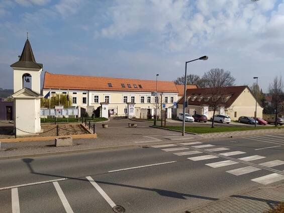 Kancelář starostky Dolních Chaber zdobí staročeská rarita: „Nejkrásnější, v jaké jsem úřadovala,“ chválí si