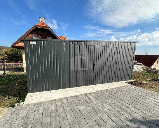 Plechova garáž 6x3m - Dvoukřídlá vrata - antracit - okapy - střecha bočni spád TS852
