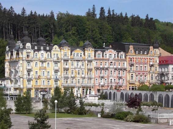 Soubor:Mariánské lázně (Czech town) - houses in center.jpg – Wikipedie
