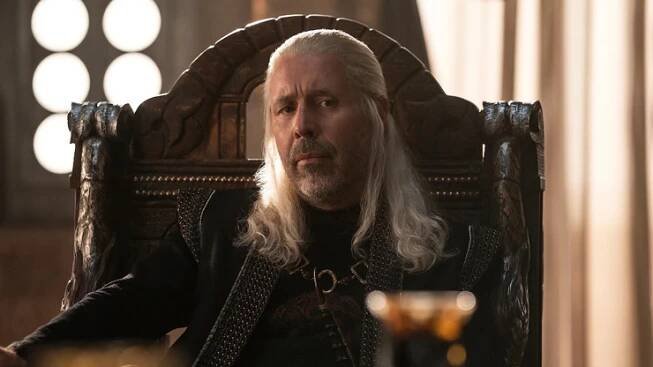 FOTO: Paddy Considine jako král Viserys Targaryen.