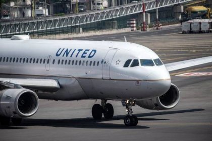 United taps frequent flyer program to back $5 billion loan, sees cash burn easing