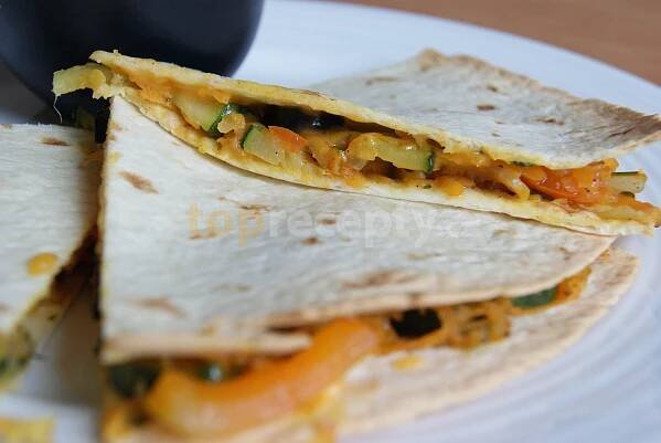 Quesadilla se zeleninou a batáty a česnekovým dipem | pazitka.cz