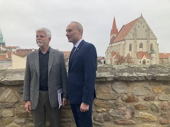 Prezident Petr Pavel přijel do Znojma. Čeká ho diskuze se zastupiteli i studenty