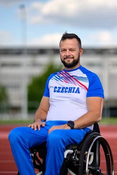 Tvrdá dřina, nová role profesionála a boj s větrnými mlýny. Koulař Kisý míří na MS s pokorou | Česká asociace tělesně handicapovaných