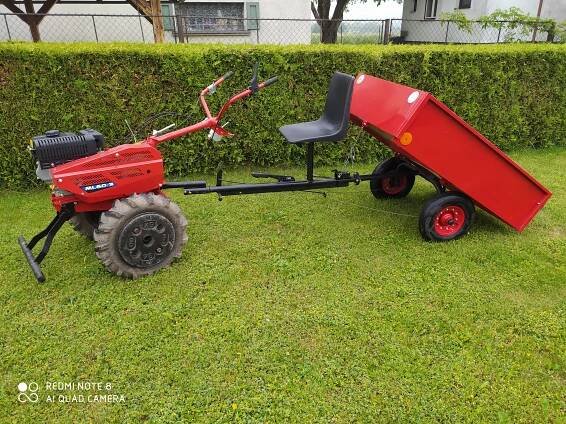 Prodám kultivátor Mountfield ML60-3 s vlekem Vares HV220 včetně příslušenství. Moderní pohonná jednotka r.v.2021 s řazením na řídítkach 3+R umožňuje plynulou změnu rychlostních stupňů za jízdy, sklopný vlek má provozní i ruční brzdu. Příslušenství: - zaváží v kolech 2x34kg - přední přídavné zaváží 23kg - kultivátor včetně drobicího válce+širší hroty na výměnu - řádkovač - rovnací lišta - vyorávač brambor - rotavátor - plečka - opěrné kolečko - servisní podpěra - 3x