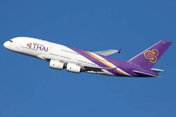 Thai Airways - Gracefully Soaring Through the Sky Wallpaper