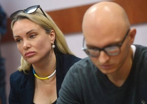 Novinářka Marina Ovsjannikovová u moskevského soudu