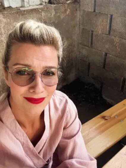 Jako herečku v současné době působí v agentuře Harlekýn a vidět ji můžeme vidět v inscenacích Lov na losa, alteruje v komediích Rukojmí bez rizika a V Paříži bych tě nečekala, tatínku.