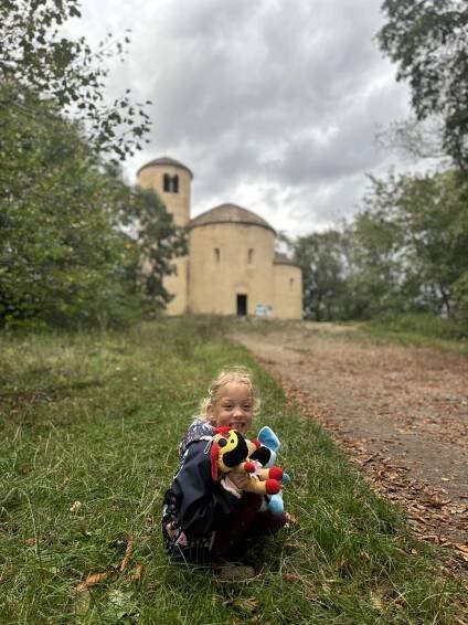 Zdolali jsme s dětmi bájnou horu Říp - Rodinné výlety