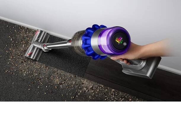 V15 detect pro vacuuming floor