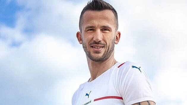 Útočník Tomáš Pekhart v novém bílém dresu národního mužstva pro venkovní zápasy.