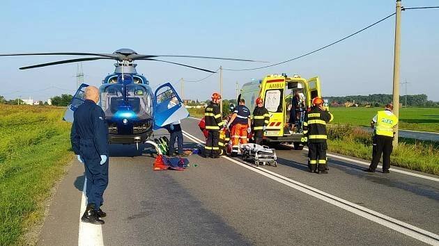 Tragédie na silnici u Strážnice. Při srážce auta s kamionem zemřeli dva lidé