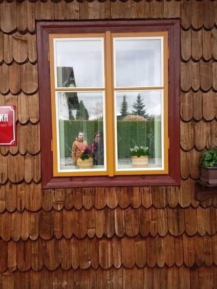 Renovace a frézování špaletových oken na izolační skla ve staré roubence: 8 ks
