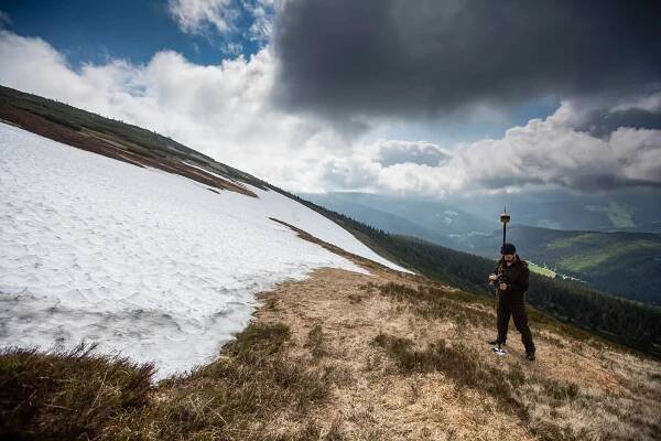 Na Mapě republiky v Krkonoších zůstává osm metrů sněhu, měří ho dronem