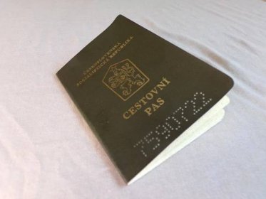 Starý neplatný cestovní pas ČSSR.