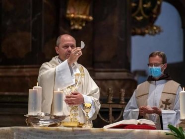 Eucharistie: Zamyšlení pražského pomocného biskupa Zdenka Wasserbauera - Církev.cz | Zprávy