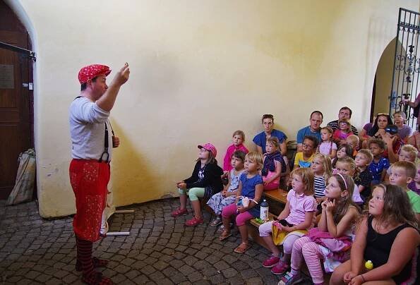 Děti se bavily na představení Zvířátka a loupežníci