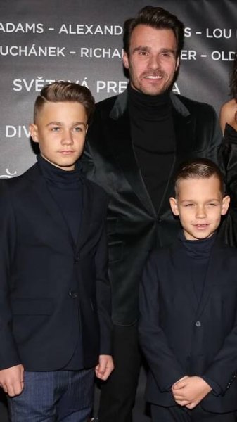 Leoš Mareš, jeho dva synové a tehdy ještě přítelkyně Monika Koblížková (2017).