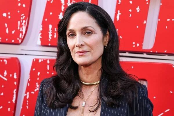  Carrie-Anne Moss ani rokmi