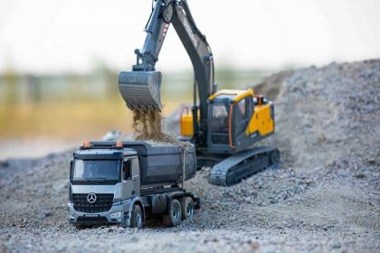 Mercedes Arocs RC dump truck is loaded with gravel