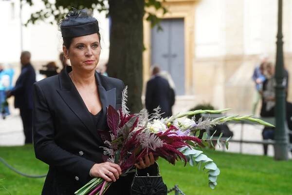 FOTO: Bára Kodetová přišla velmi elegantně. Přinesla nádhernou kytici pro Vašo Patejdla. – stránka 6