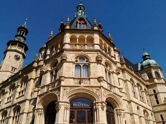Máte doma staré fotografie, na kterých je liberecké muzeum? Mohou být v knize o historii muzea | Liberec