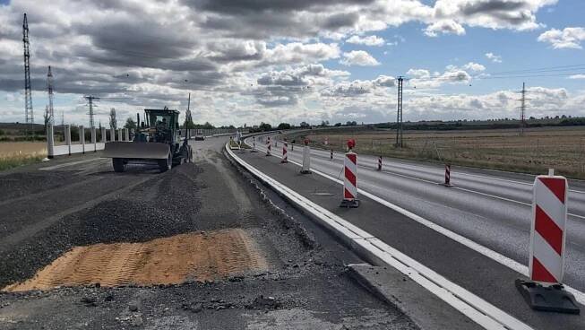 U Loun pokračuje výstavba dálnice D7. Práce se opozdily, hotovo má být v září