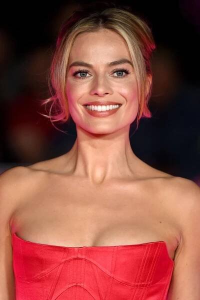Margot Robbie je symbolem elegance.