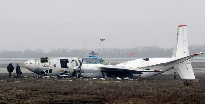 Takhle skončil An-24 při pokusu o nouzové přistání v ukrajinském Doněcku (2013)
