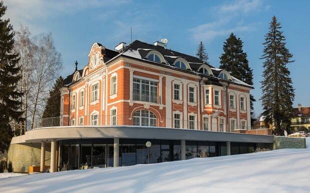 Jeseníky: Dovolená v Hotelu Villa Regenhart **** nedaleko ski areálů se snídaní nebo polopenzí + saunový svět