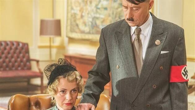 Lenka Vlasáková jako Magda Goebbelsová a Pavel Kříž v roli Hitlera při natčení scén filmu Lída Baarová.