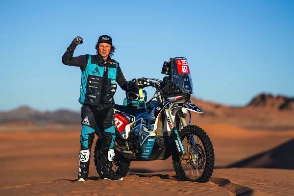 Jednooký Dakar: Podmol vydává svou dosud nejobsáhlejší knihu