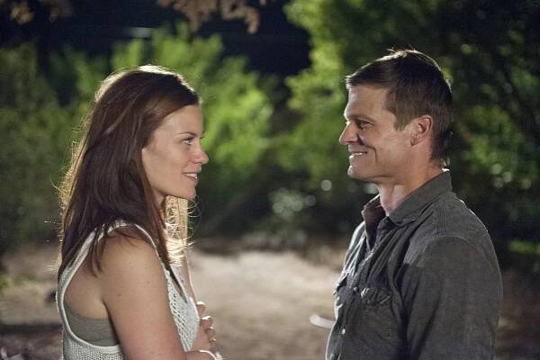 Drsný šerif - Toskánská červená - Z filmu - Cassidy Freeman, Bailey Chase