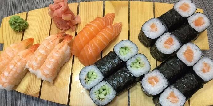 Sushi dobroty v podniku Ginza na Floře