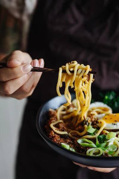 Za 20 minut uvařeno: Rychlý ramen s karamelizovaným vepřovým & perfektním vejcem | Forbes