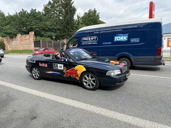 Rohatá i chlupatá auta. Třeboní projel nejbláznivější závod světa Carbage run