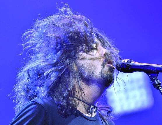 Frontman kapely Foo Fighters, bývalý bubeník Nirvany... | iROZHLAS - spolehlivé zprávy