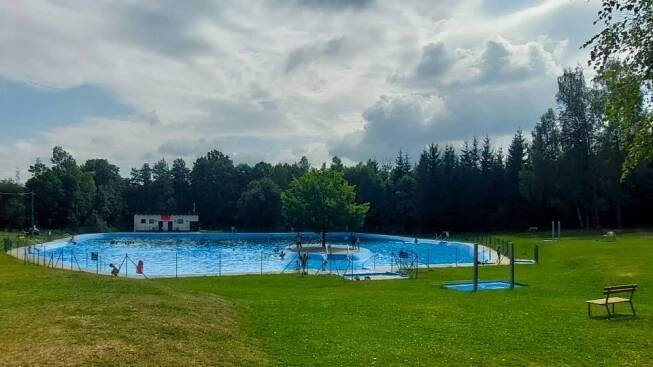Osvěžující perla Podkrkonoší s křišťálovou vodou,  to je Městské koupaliště v Lomnici nad Popelkou | foto: Vladislava Wildová,  Český rozhlas