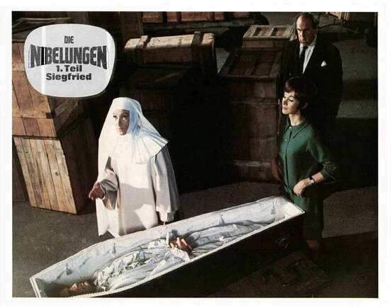 Znamení trojúhelníku - Fotosky - Brigitte Horney, Susan Hampshire, Robert Morley