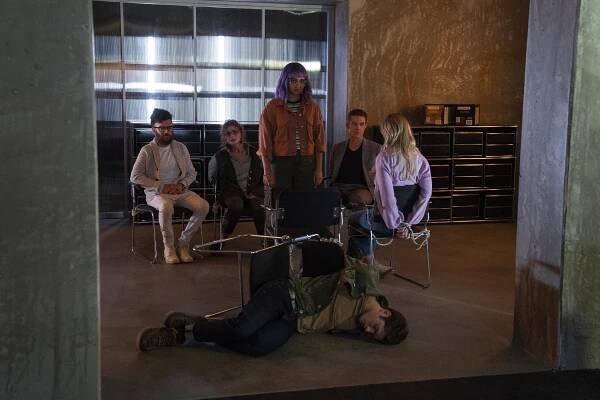 Kevin Weisman, Brigid Brannagh, Ariela Barer, James Marsters, Gregg Sulkin - Runaways - Devil's Torture Chamber - Z filmu