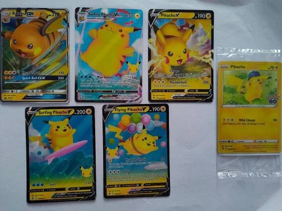 Sada Pokémon karet Pikachu + Raichu