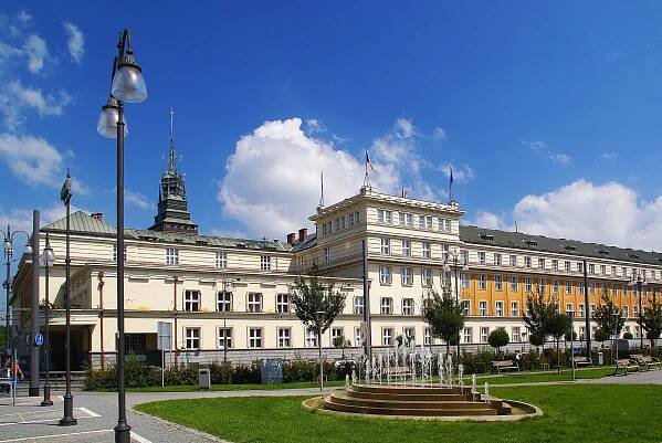 Soubor:Pardubice, Smetanovo náměstí, magistrát města.jpg