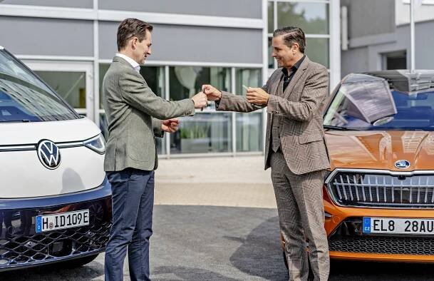 Thomas Schäfer předal vedení ŠKODA AUTO Klausi Zellmerovi.