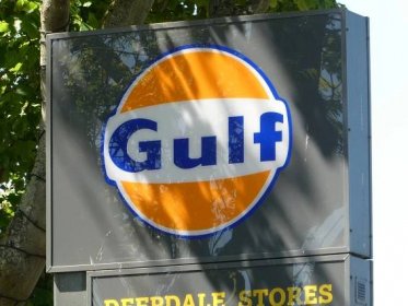 File:Gulf-branded Filling Station Sign.jpg - Wikimedia Commons