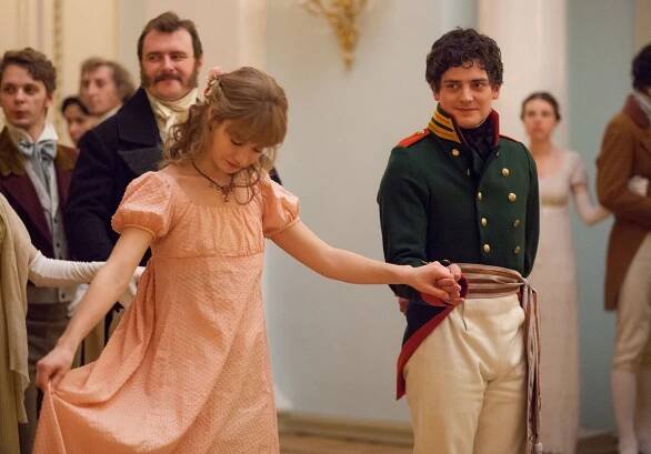Vojna a mier - Episode 1 - Z filmu - Lily James, Aneurin Barnard