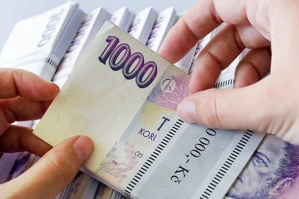 Mzdy svižně rostou, průměr ale zatím zůstává pod 50 tisíci